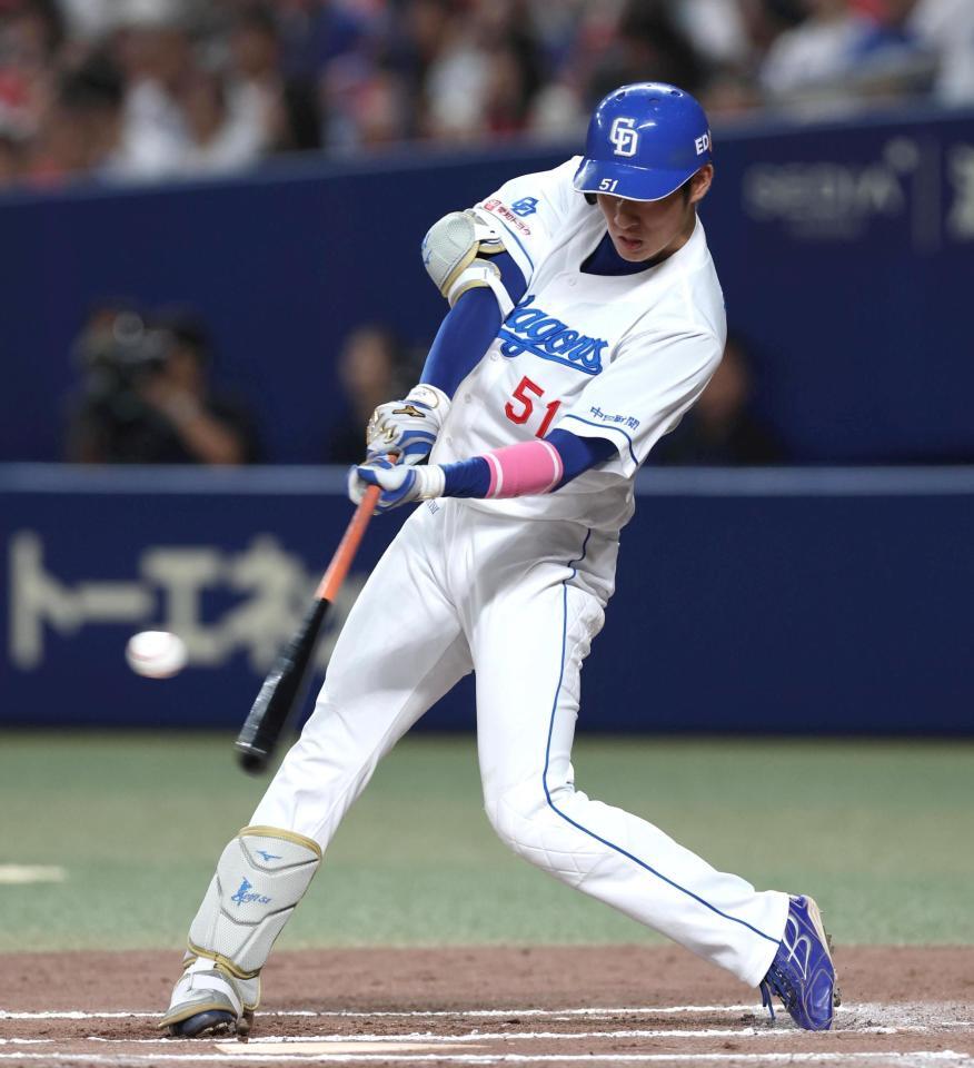 　６回、同点となるソロを放つ上林（撮影・北村雅宏）