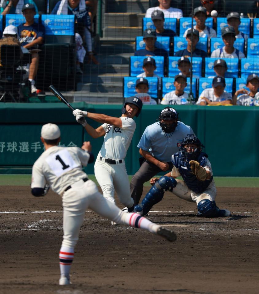 　３回、左前適時打を放つ西日本短大付・安田（撮影・石湯恒介）