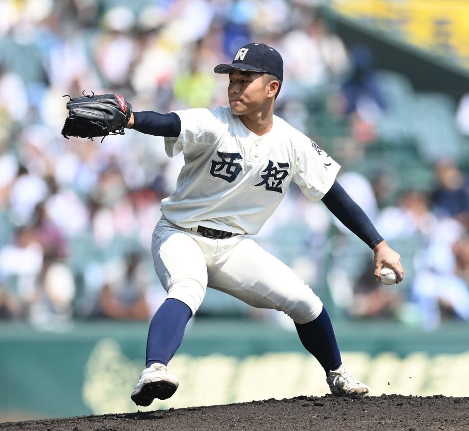 　力投する先発の西日本短大付・原綾汰（撮影・西田忠信）
