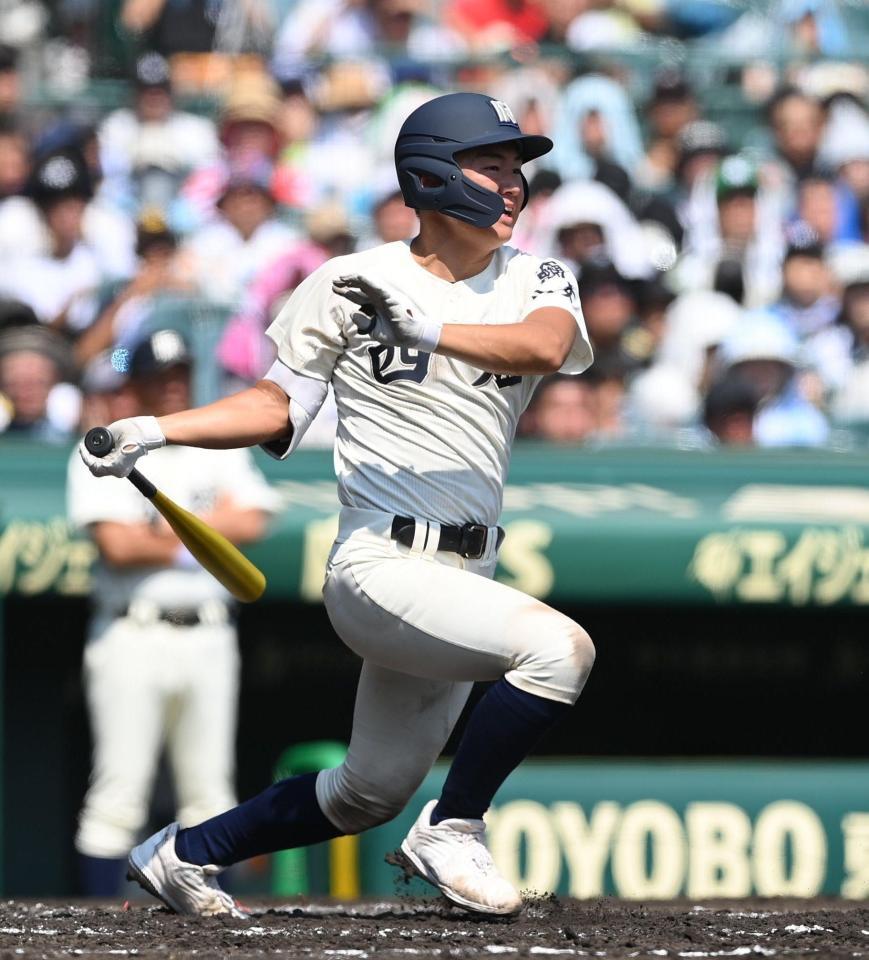 　２回、右前打を放つ西日本短大付・山下航輝（撮影・西田忠信）