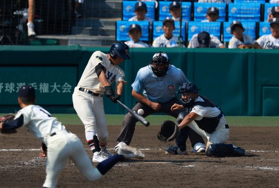 　５回、勝ち越しタイムリーを放つ東洋大姫路・白鳥（撮影・石湯恒介）