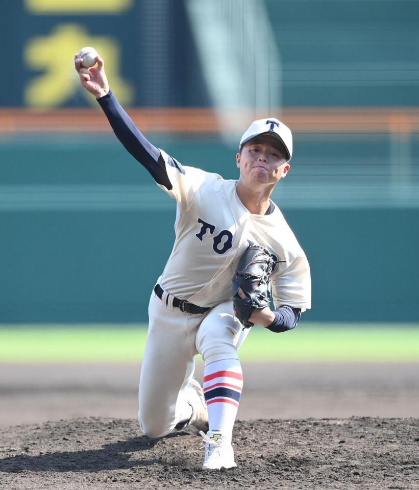 　２番手で力投する東洋大姫路・木下鷹大（撮影・西田忠信）