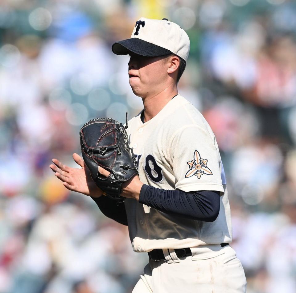 　７回を無失点に抑え、グラブをたたく東洋大姫路・木下鷹大（撮影・西田忠信）