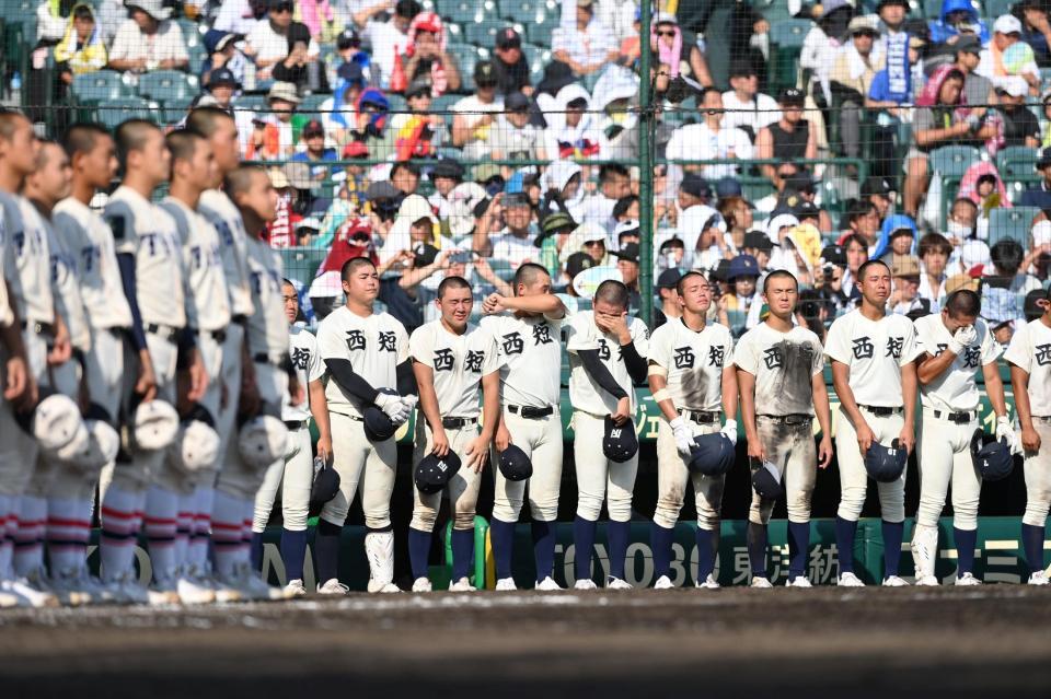 　東洋大姫路に敗れ整列する西日本短大付ナイン（撮影・西田忠信）