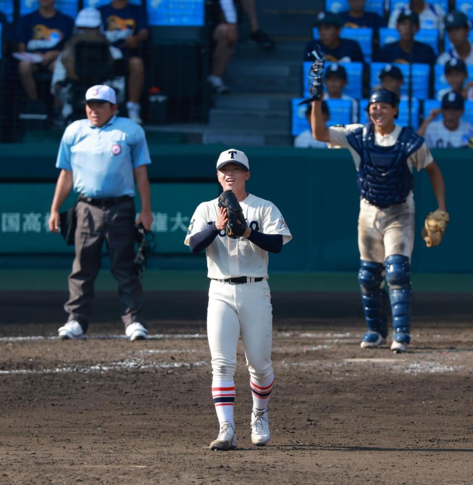 　最後の打者を打ち取りグラブをたたく東洋大姫路・木下（撮影・石湯恒介）