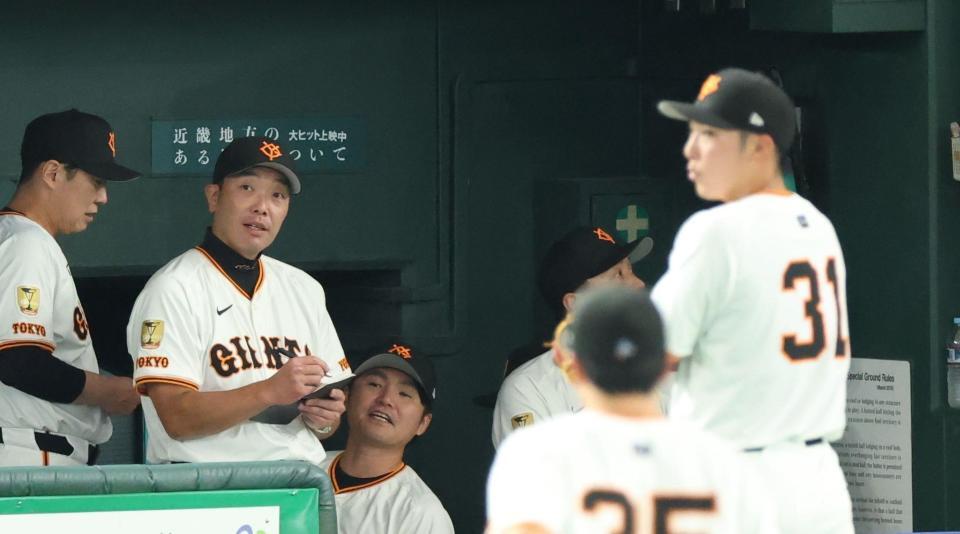 　４回、先制を許した赤星（右端）と渋い表情の阿部監督（撮影・金田祐二）