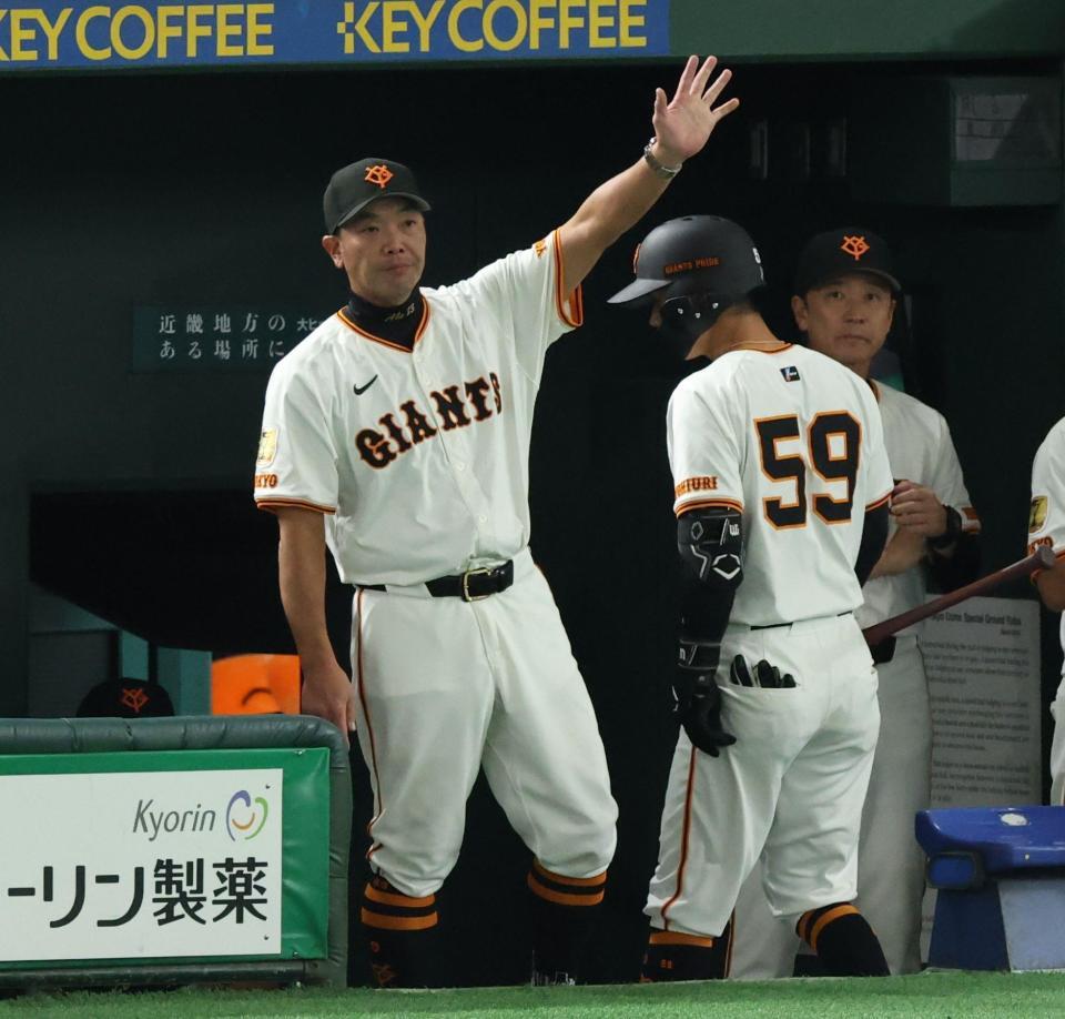 　９回、ベンチで厳しい表情の阿部監督（撮影・金田祐二）