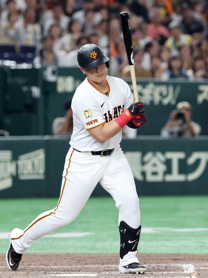 　３回、岡本は空振り三振に倒れる