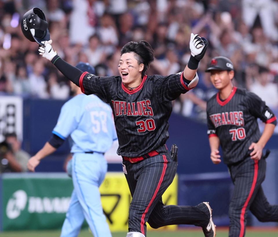 　１２回、サヨナラ本塁打を放ちガッツポーズで本塁へ向かう広岡（撮影・立川洋一郎）