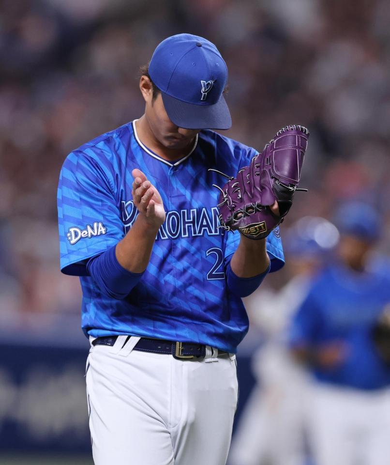 　５回裏を無得点に抑え、グラブをたたく藤浪