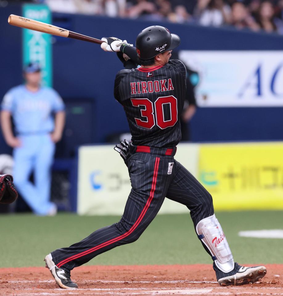 　１２回、左翼スタンドへサヨナラ本塁打を放つ広岡（撮影・立川洋一郎）