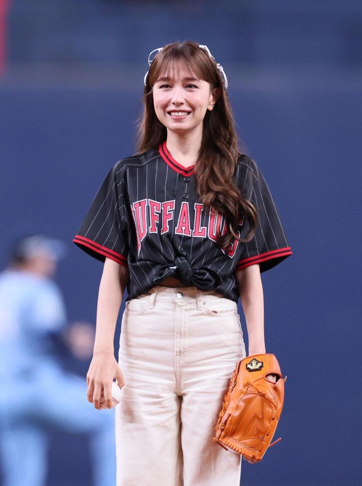 　始球式を務めるＭａｙ　Ｊ．（撮影・立川洋一郎）