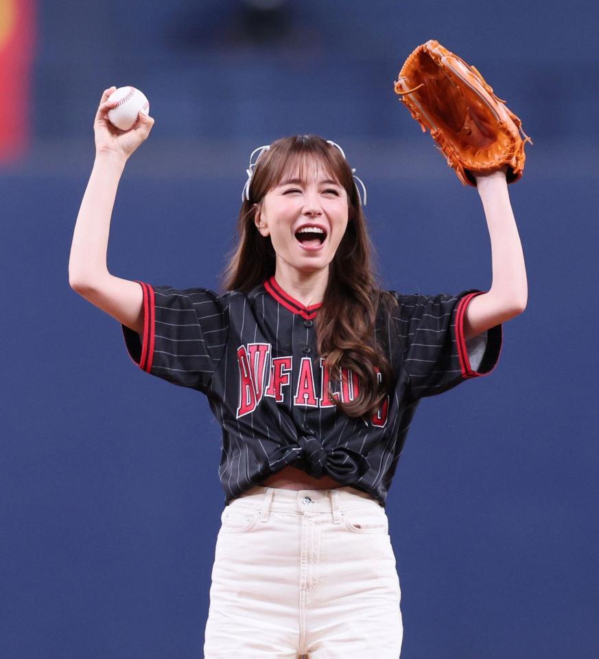 　始球式を務めるＭａｙ　Ｊ．（撮影・立川洋一郎）