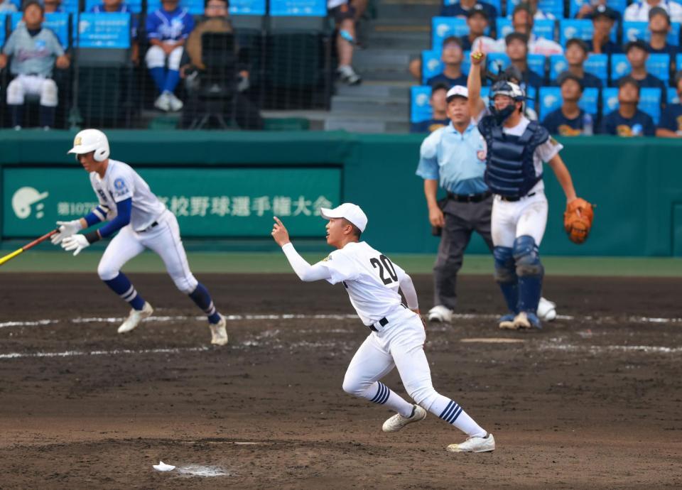 　５回、内野フライで指示を出す県岐阜商・渡辺（撮影・石湯恒介）