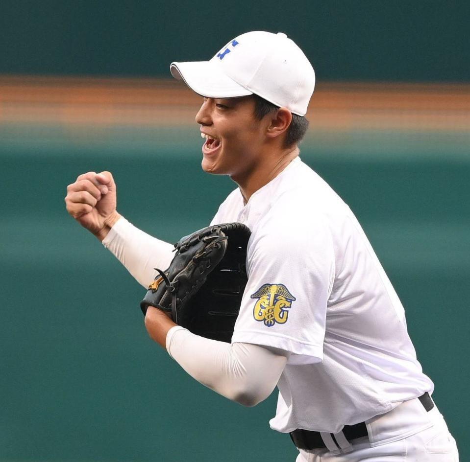 　６回、明豊・井上太陽を三振に仕留めガッツポーズする県岐阜商・柴田蒼亮（撮影・西田忠信）