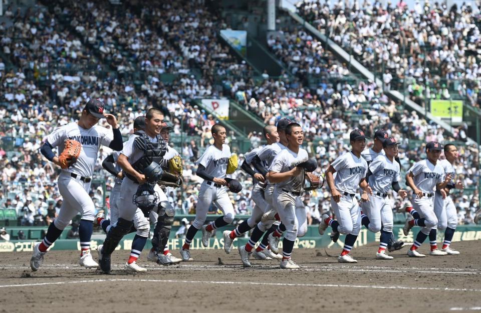 　準々決勝進出を決めスタンドへ駆け出す横浜ナイン（撮影・開出牧）