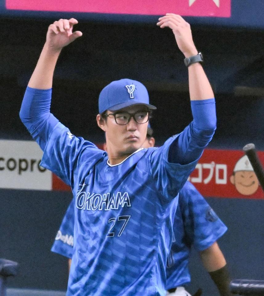 　ウオーミングアップする藤浪