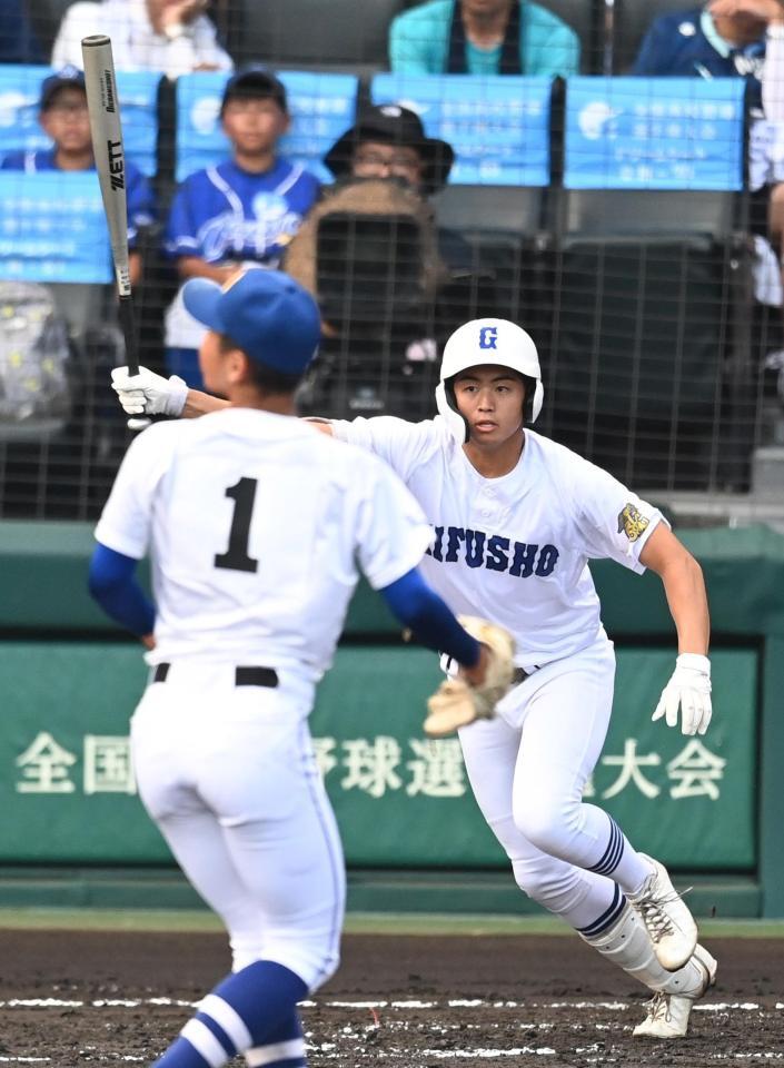 　１回、県岐阜商・宮川が右中間へ先制の２点二塁打を放つ