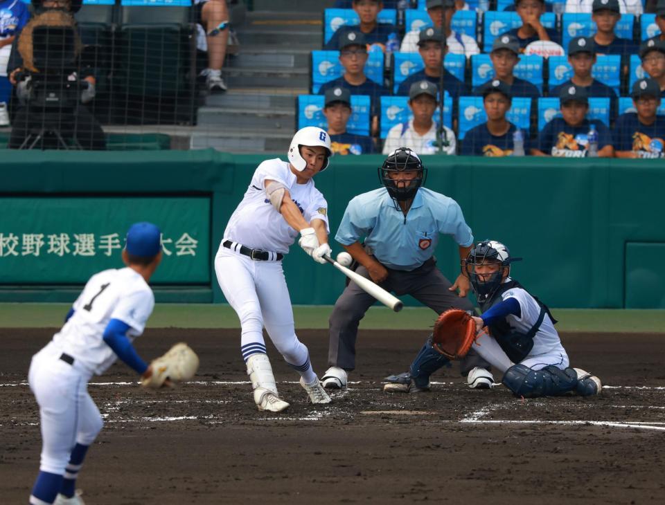 　１回、先制の２点二塁打を放つ県岐阜商・宮川（撮影・石湯恒介）