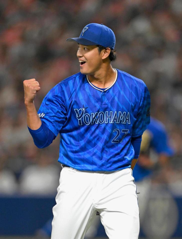 　４回のピンチを切り抜け、笑顔で拳を握る藤浪