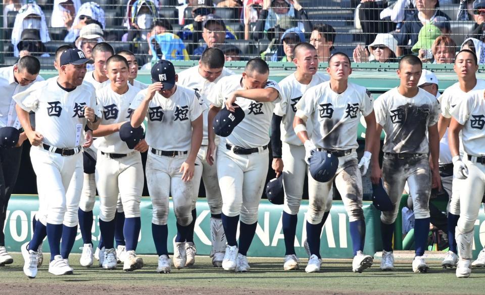 　東洋大姫路に敗れ、悔しがる西日本短大付の選手たち