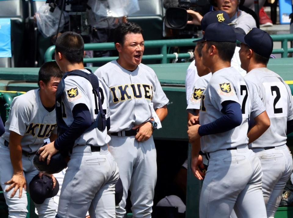 　沖縄尚学に敗れ、ナインに声をかける仙台育英・須江航監督（中央）＝撮影・山口登