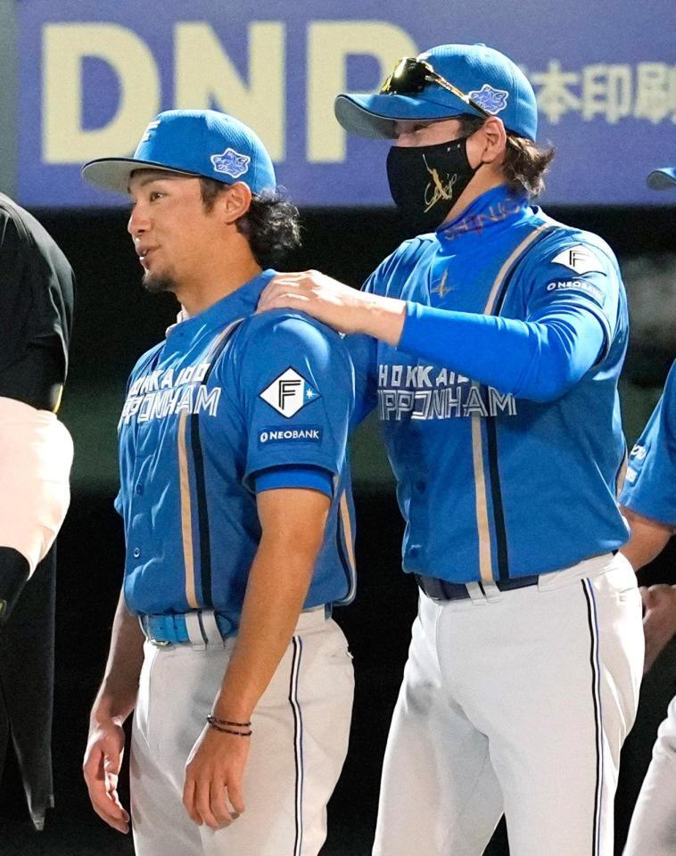 　１２勝目を挙げた伊藤（左）をねぎらう新庄監督