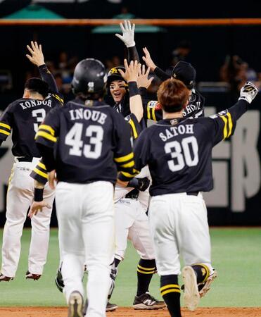 　９回、サヨナラ打を放ち祝福される牧原大（中央）