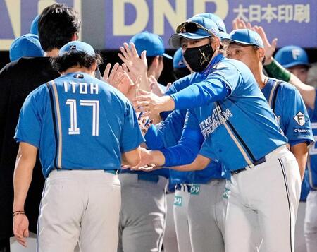 　１２勝目を挙げた伊藤（１７）をねぎらう新庄監督