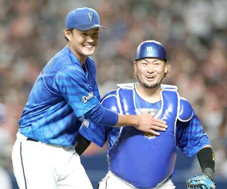 　４回、宇佐見を併殺打に打ち取り、戸柱（右）と笑顔を見せる藤浪（撮影・北村雅宏）