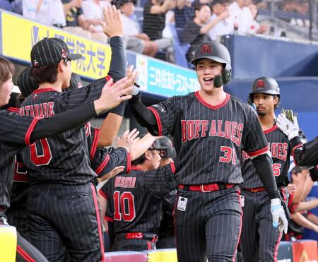 　５回、満塁本塁打を放ちナインの出迎えに笑顔を見せる太田（３１）＝撮影・立川洋一郎