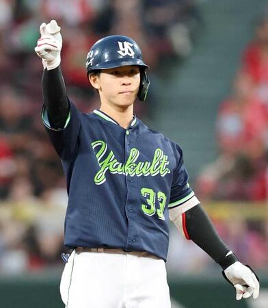 　３回、左翼線へのタイムリー二塁打を放ち、右手を上げる内山（撮影・市尻達拡）