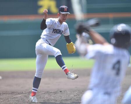 　３回、津田学園・伊藤を空振り三振に仕留める横浜・織田（撮影・開出牧）