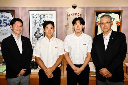 　池田美術館を訪れた早大の（左から）日野部長、小沢、伊藤樹、小宮山監督＝８日