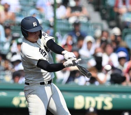 　３回、先制打を放つ西日本短大付・佐藤仁＝１７日