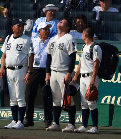 　天を仰ぐ西日本短大付・佐藤仁（中央）＝撮影・石湯恒介