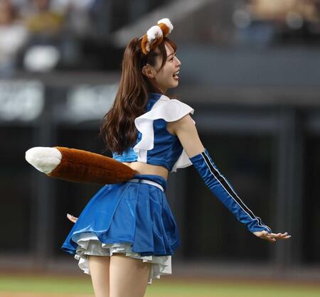 きつねダンスを踊るファイターズガールの塩澤美咲さん＝２４年６月)