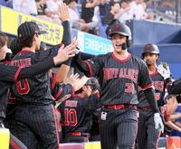 　５回、満塁本塁打を放ちナインの出迎えに笑顔を見せる太田（３１）＝撮影・立川洋一郎