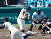 　５回、勝ち越し適時打を放つ東洋大姫路・白鳥（撮影・石湯恒介）