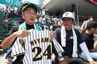 　元阪神の桧山氏の応援歌をつくった市野和則さん（左）と話す東洋大姫路・白鳥翔哉真の父、一馬さん（撮影・辰巳直之）