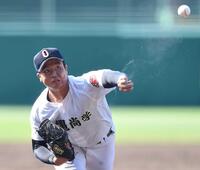 　汗を飛ばしながら力投する（撮影・開出牧）