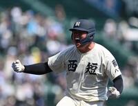 　３回、先制打を放ち、ほえる西日本短大付・佐藤仁＝１７日