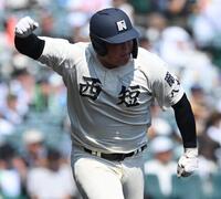 　３回、先制打を放ちガッツポーズする西日本短大付・佐藤仁（撮影・西田忠信）