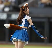 きつねダンスを踊るファイターズガールの塩澤美咲さん＝２４年６月)