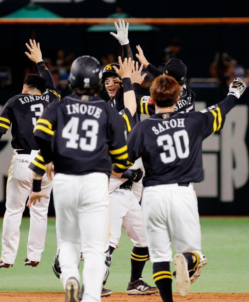 　９回、サヨナラ打を放ち祝福される牧原大（中央）