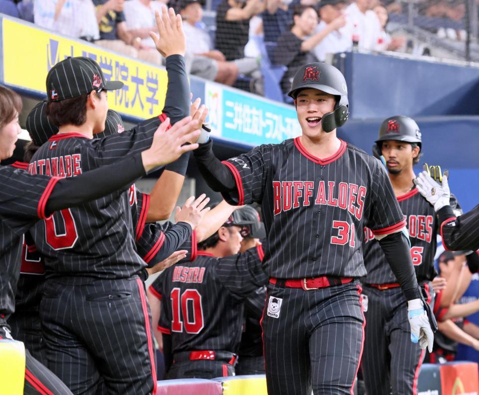 　５回、満塁本塁打を放ちナインの出迎えに笑顔を見せる太田（３１）＝撮影・立川洋一郎