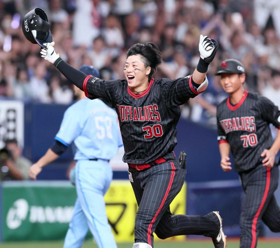 　１２回、サヨナラ本塁打を放ち、ガッツポーズで本塁へ向かう広岡（撮影・立川洋一郎）