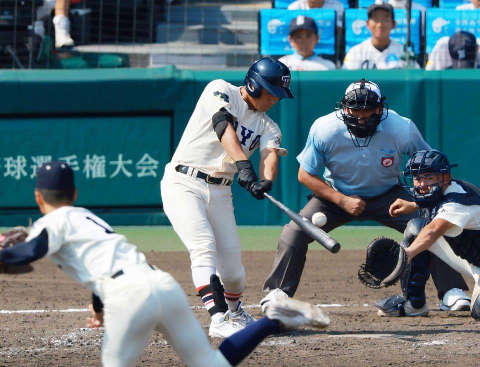 　５回、勝ち越し適時打を放つ東洋大姫路・白鳥（撮影・石湯恒介）