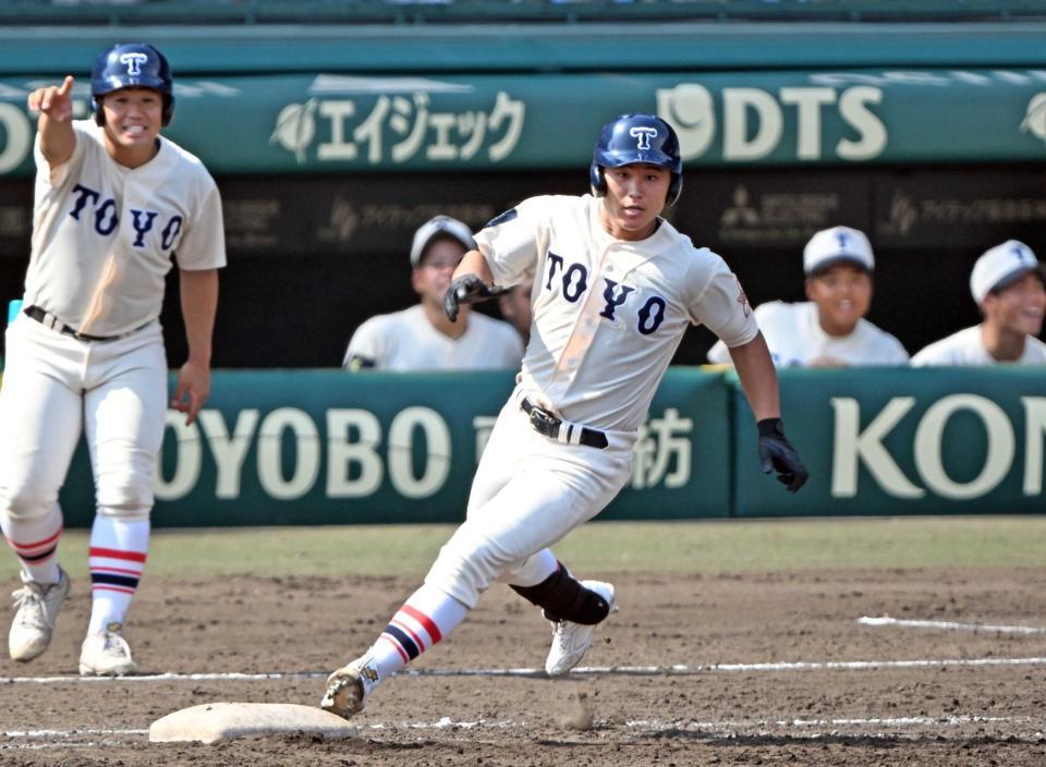 　５回、白鳥が中前打をを放ち、３-２とする（撮影・風斗雅博）