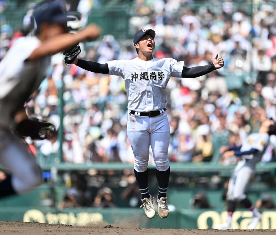　タイブレークの１０回、仙台育英・中岡を一直併殺に打ち取り、喜ぶ沖縄尚学・末吉（撮影・中村太一）